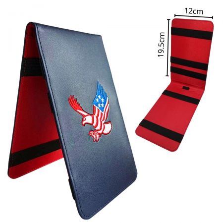 Кожаный держатель для карточек счета в гольфе доступен в трех стилях.